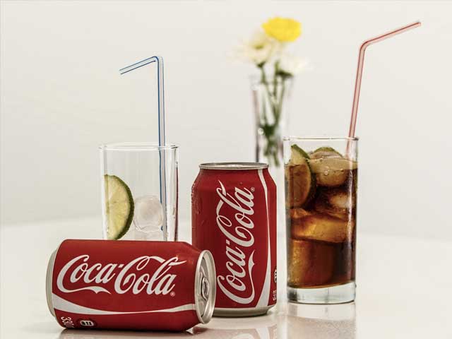 Cola-bokser og glass